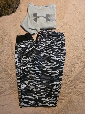 Under Armour Black & Gray Camo Kids Joggers  And Long Sleeve Shirt Youth Large